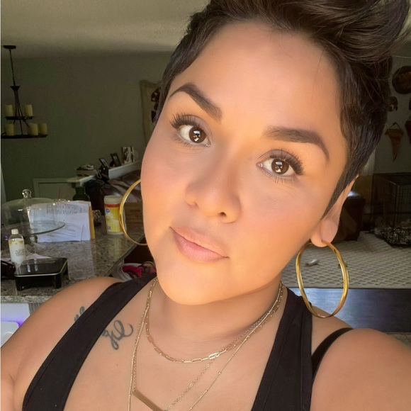 Hi! My name is Vanessa. I’m a married mom of one kiddo and 3 fur babies. - Picture 1 of 1